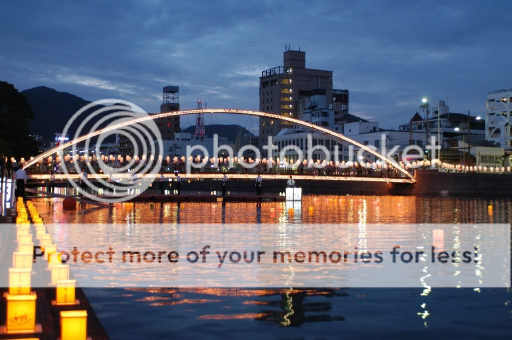 お盆の灯篭流し